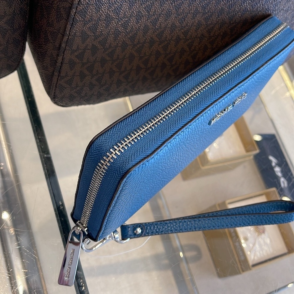 MICHAEL KORS
Leather Continental Wristlet Phone Case Wallet 
Teal
NWT - Picture 16 of 16